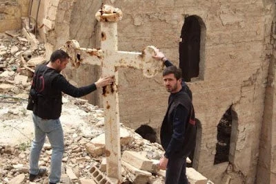 Εκεί που υπάρχουν όντως Χριστιανοί – Δύο παλικάρια στα χαλάσματα εκκλησίας στο Deir Ezzor υψώνουν και πάλι τον Σταυρό